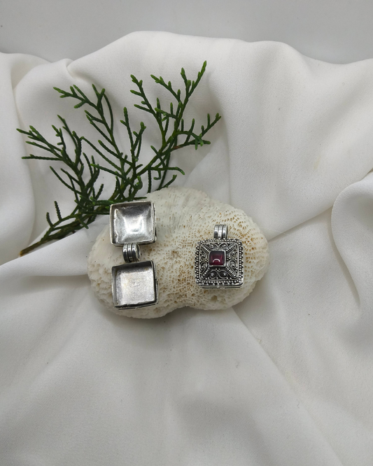 PINGENTE RELICÁRIO QUADRADO EM PRATA 925 – PROTEÇÃO E SIGNIFICADO