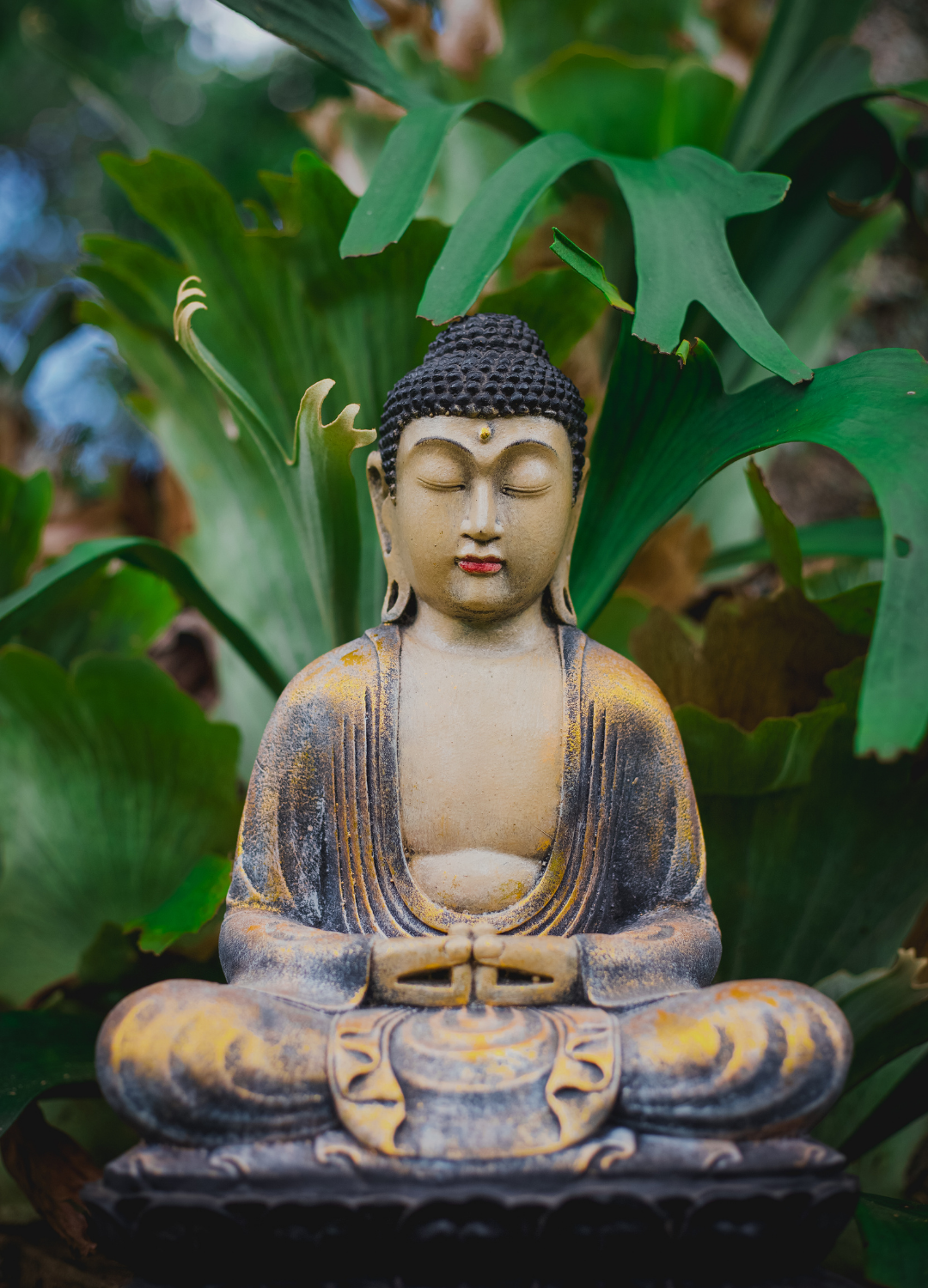 BUDA EM RESINA NA FLOR DE LÓTUS – ESCULTURA DE PAZ, EQUILÍBRIO E ILUMINAÇÃO