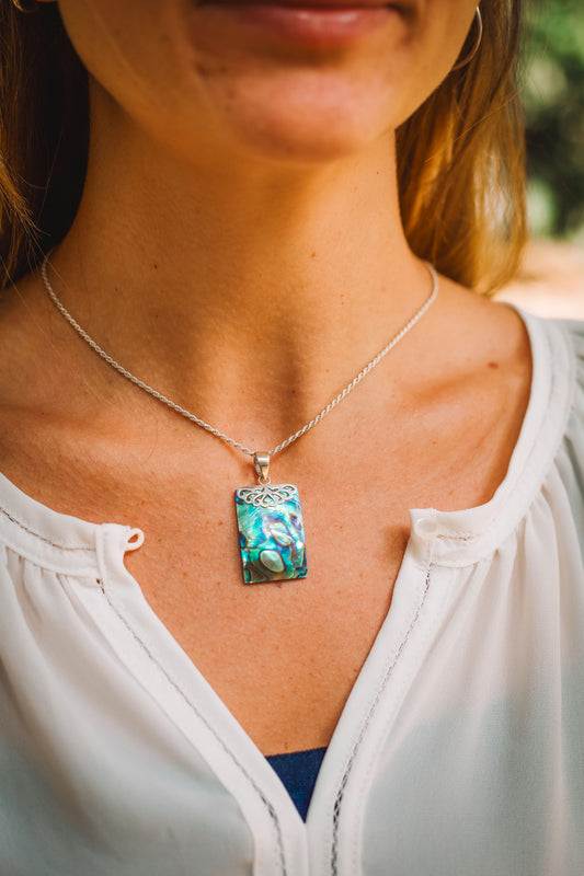 PINGENTE RETÂNGULO ABALONE EM PRATA 925 – ELEGÂNCIA NATURAL