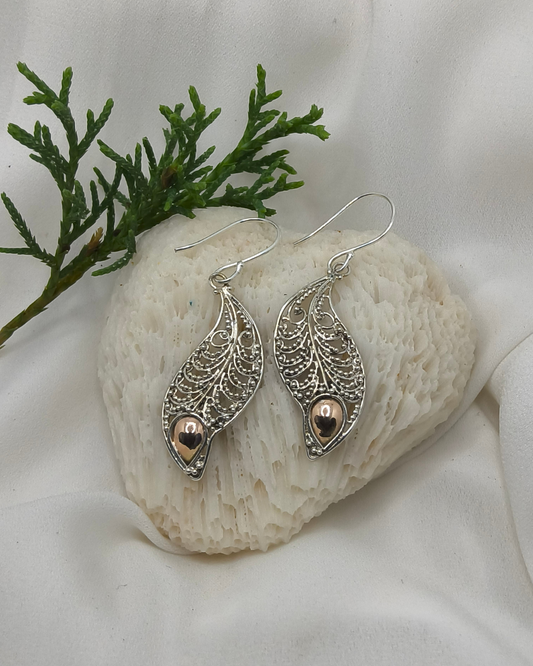 BRINCO FOLHA FILIGRANA PRATA COM OURO – LEVEZA E SOFISTICAÇÃO