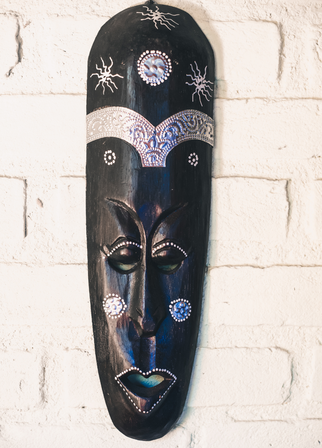 MÁSCARA TRIBAL COM DETALHE ALUMÍNIO – DECORAÇÃO ÉTNICA CONTEMPORÂNEA