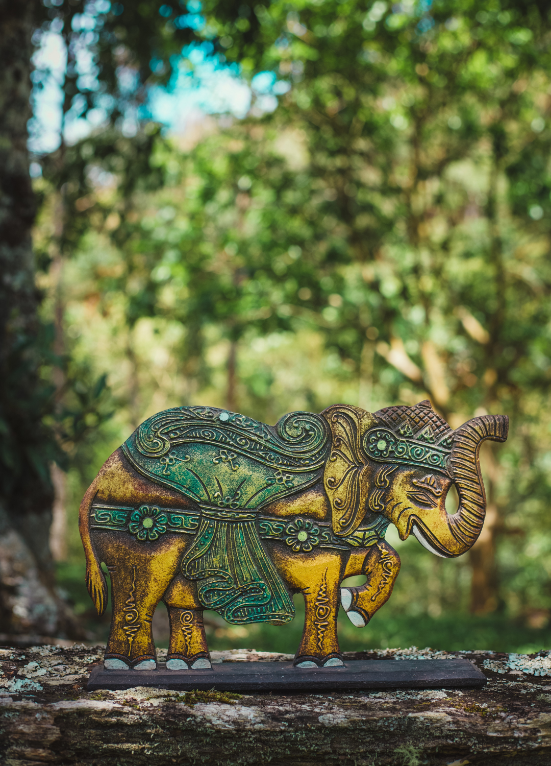 ELEFANTE DECORATIVO COM BASE – ESCULTURA ARTESANAL EM MADEIRA