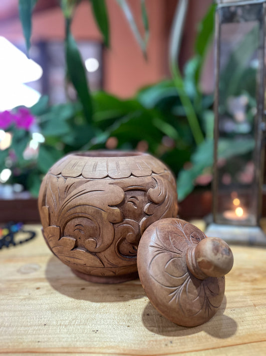 CACHEPÔ KUTA – PEÇA DECORATIVA BALINESA EM MADEIRA ENTALHADA À MÃO