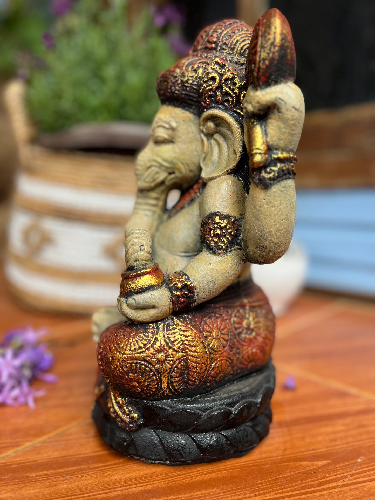 GANESHA SENTADO EM RESINA – ESCULTURA BALINESA DE PROTEÇÃO, SABEDORIA E PROSPERIDADE
