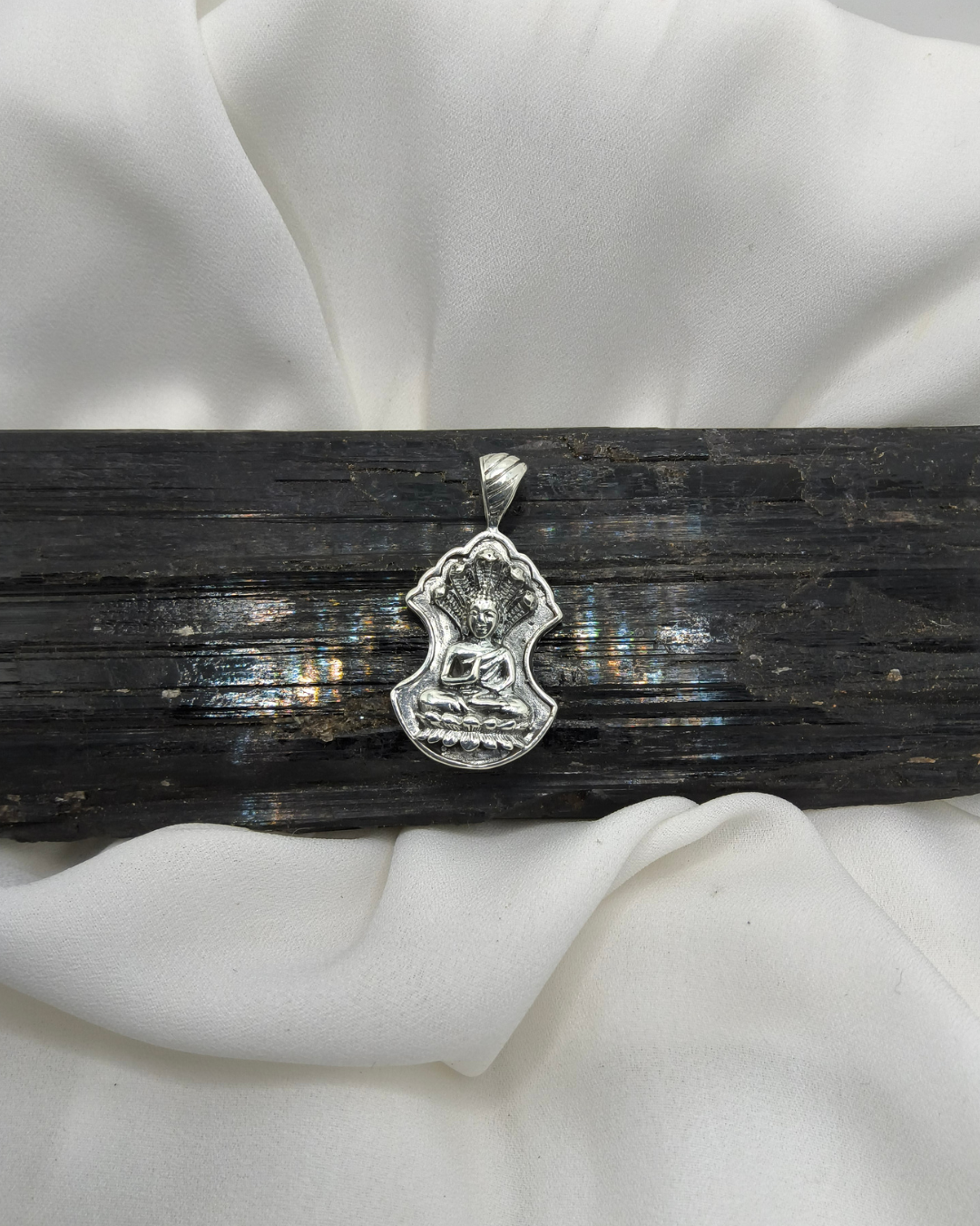 PINGENTE BUDA COM LÓTUS E NAJA EM PRATA 925 – PROTEÇÃO E ILUMINAÇÃO