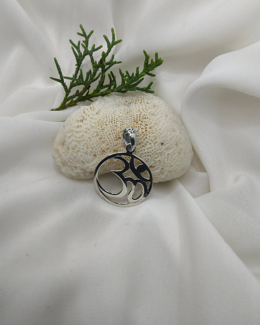 PINGENTE OM REDONDO VAZADO EM PRATA 925