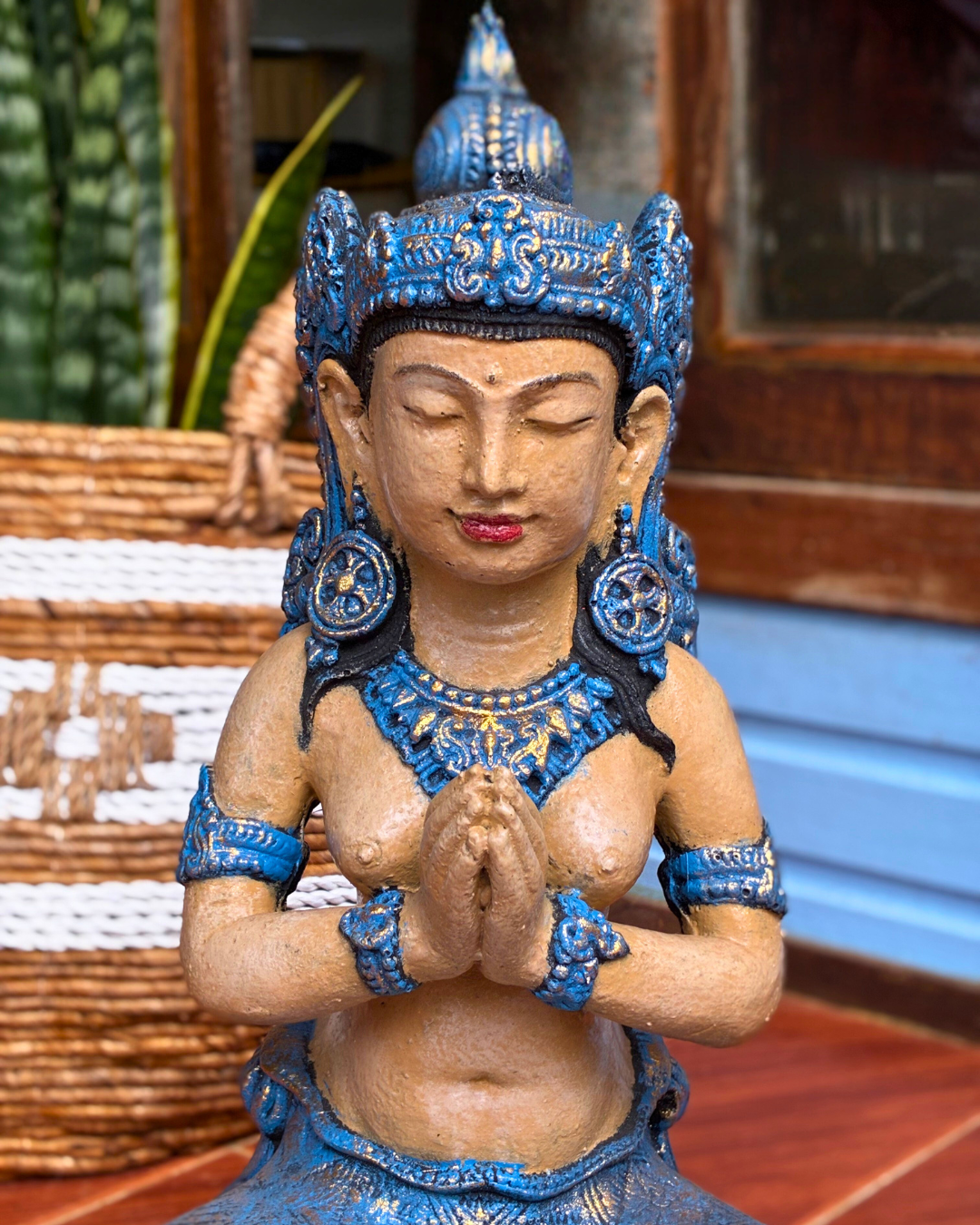 PUSPA ORAÇÃO EM RESINA – ESCULTURA BALINESA DE DEVOÇÃO E HARMONIA ESPIRITUAL