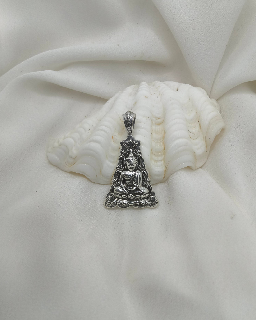 PINGENTE BUDA MEDITANDO EM PRATA 925 – EQUILÍBRIO E PAZ INTERIOR