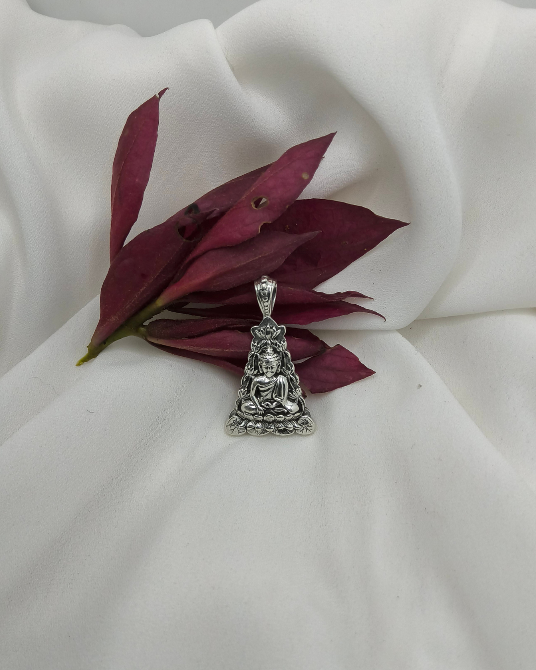 PINGENTE BUDA MEDITANDO EM PRATA 925 – EQUILÍBRIO E PAZ INTERIOR