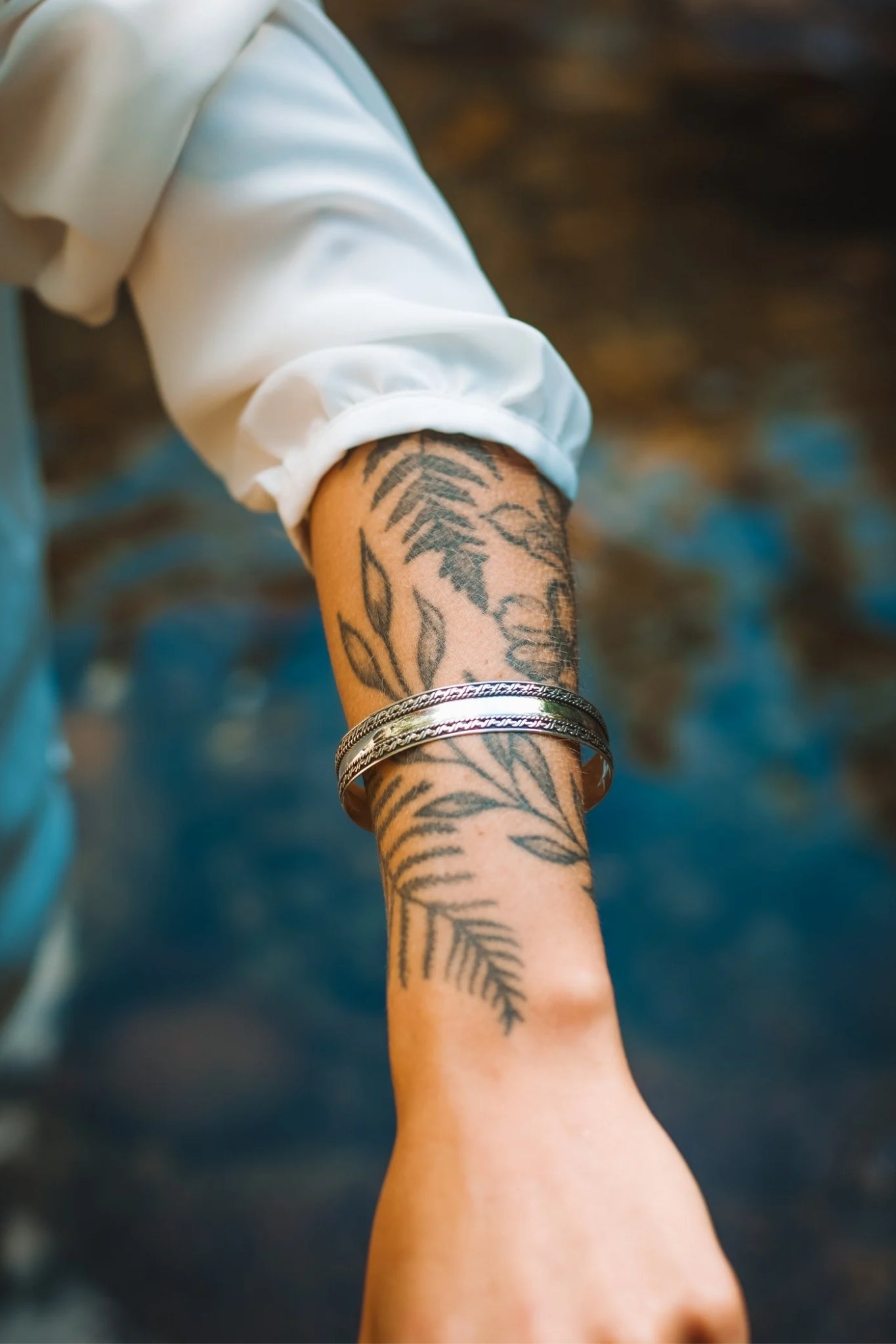 BRACELETE CUFF LARGO DOIS RISCOS EM PRATA 925 – FEITO À MÃO EM BALI