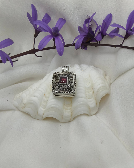 PINGENTE RELICÁRIO QUADRADO EM PRATA 925 – PROTEÇÃO E SIGNIFICADO