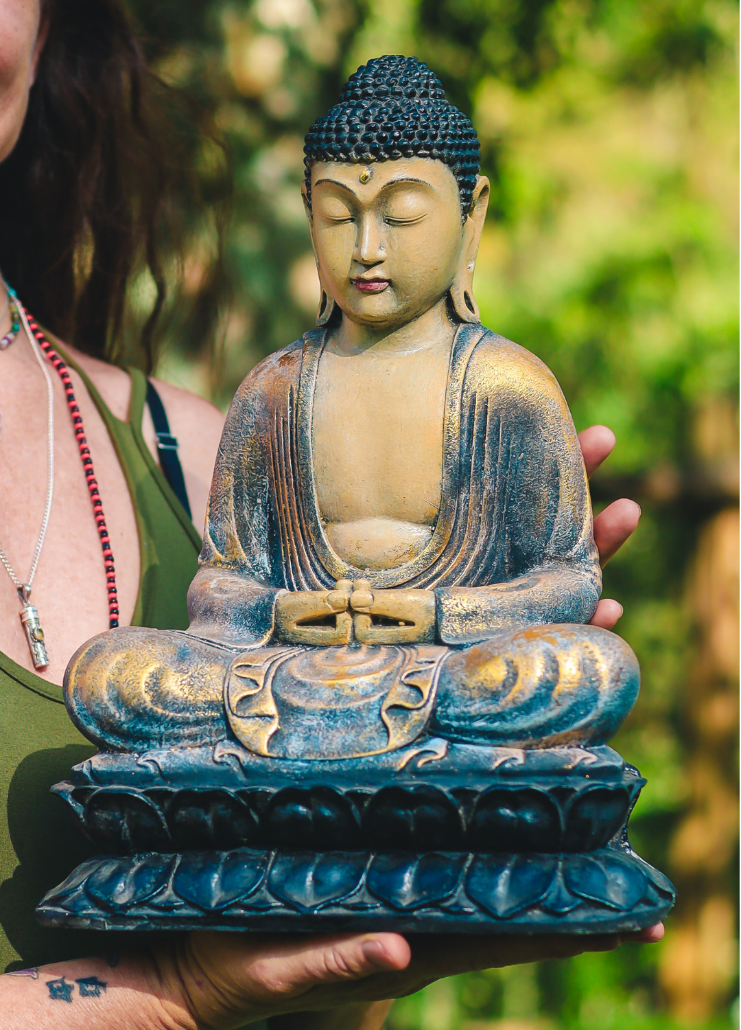 BUDA EM RESINA NA FLOR DE LÓTUS – ESCULTURA DE PAZ, EQUILÍBRIO E ILUMINAÇÃO