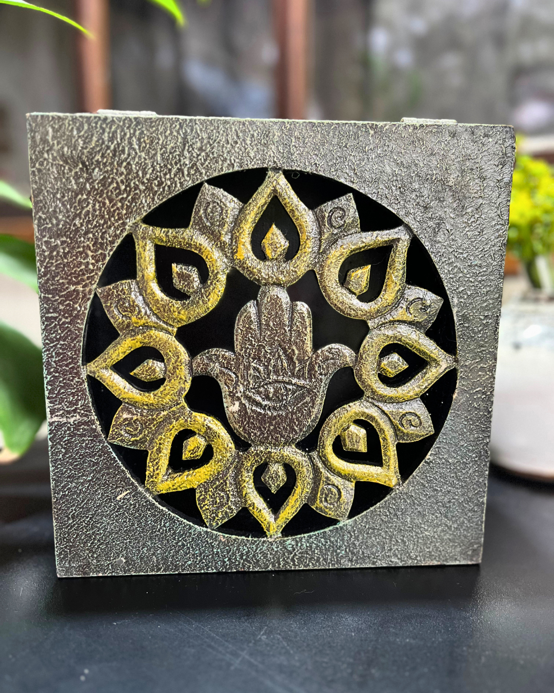 CAIXA DECORATIVA MÃO HAMSA VAZADO – FEITA À MÃO EM BALI