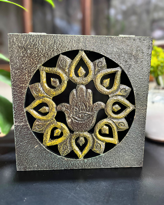 CAIXA DECORATIVA MÃO HAMSA VAZADO – FEITA À MÃO EM BALI