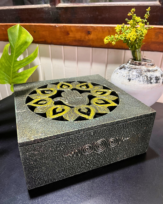 CAIXA DECORATIVA MÃO HAMSA VAZADO – FEITA À MÃO EM BALI