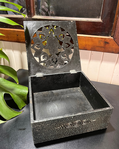 CAIXA DECORATIVA MÃO HAMSA VAZADO – FEITA À MÃO EM BALI