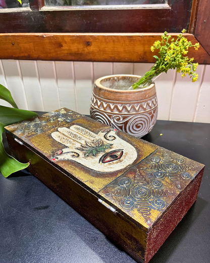 CAIXA MÃO HAMSA DECORATIVA PARA INCENSOS – FEITA À MÃO EM BALI