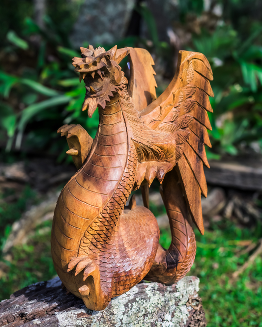 DRAGÃO ENTALHADO COM ASAS – ESCULTURA ARTESANAL DE FORÇA E PROTEÇÃO