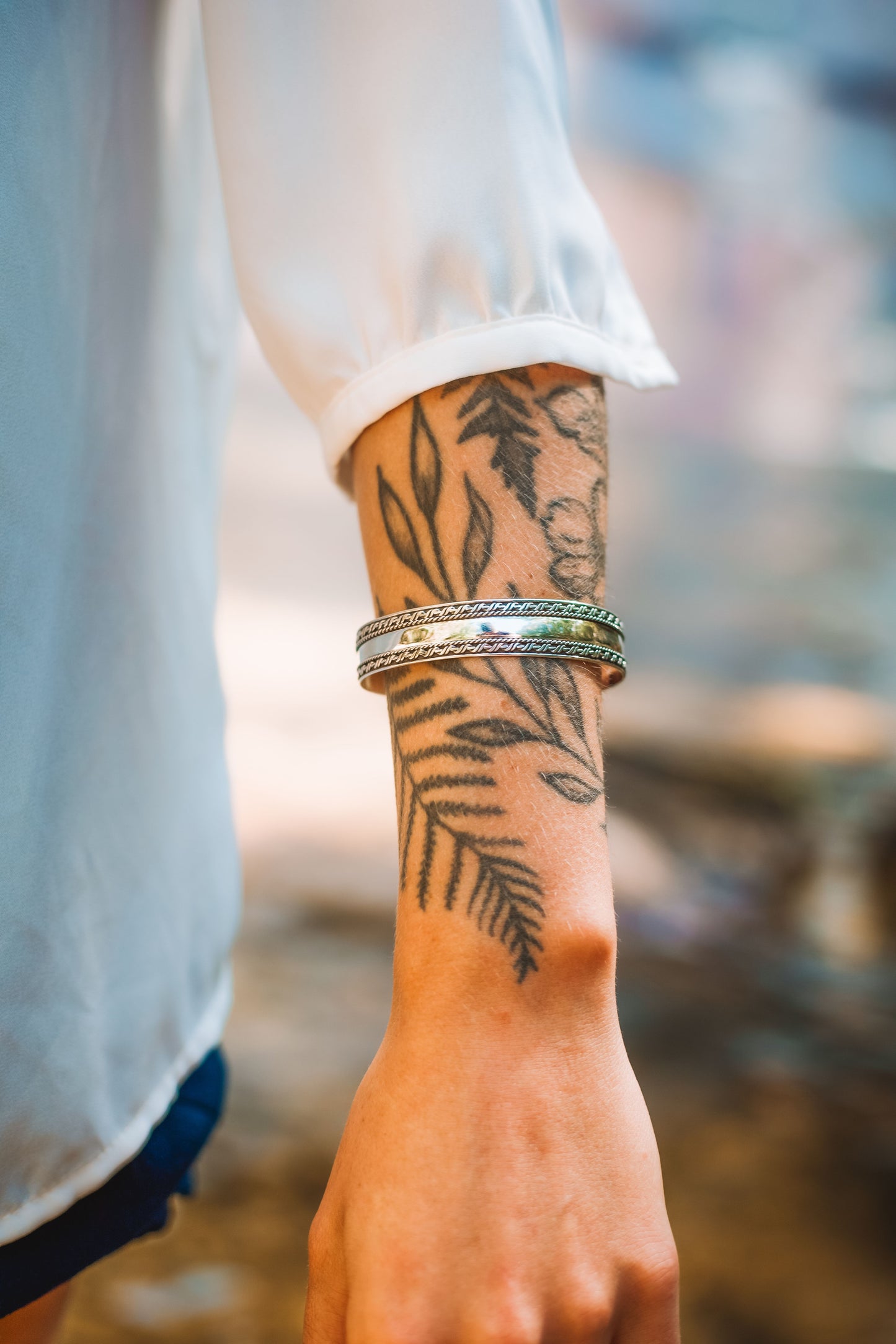BRACELETE CUFF LARGO DOIS RISCOS EM PRATA 925 – FEITO À MÃO EM BALI
