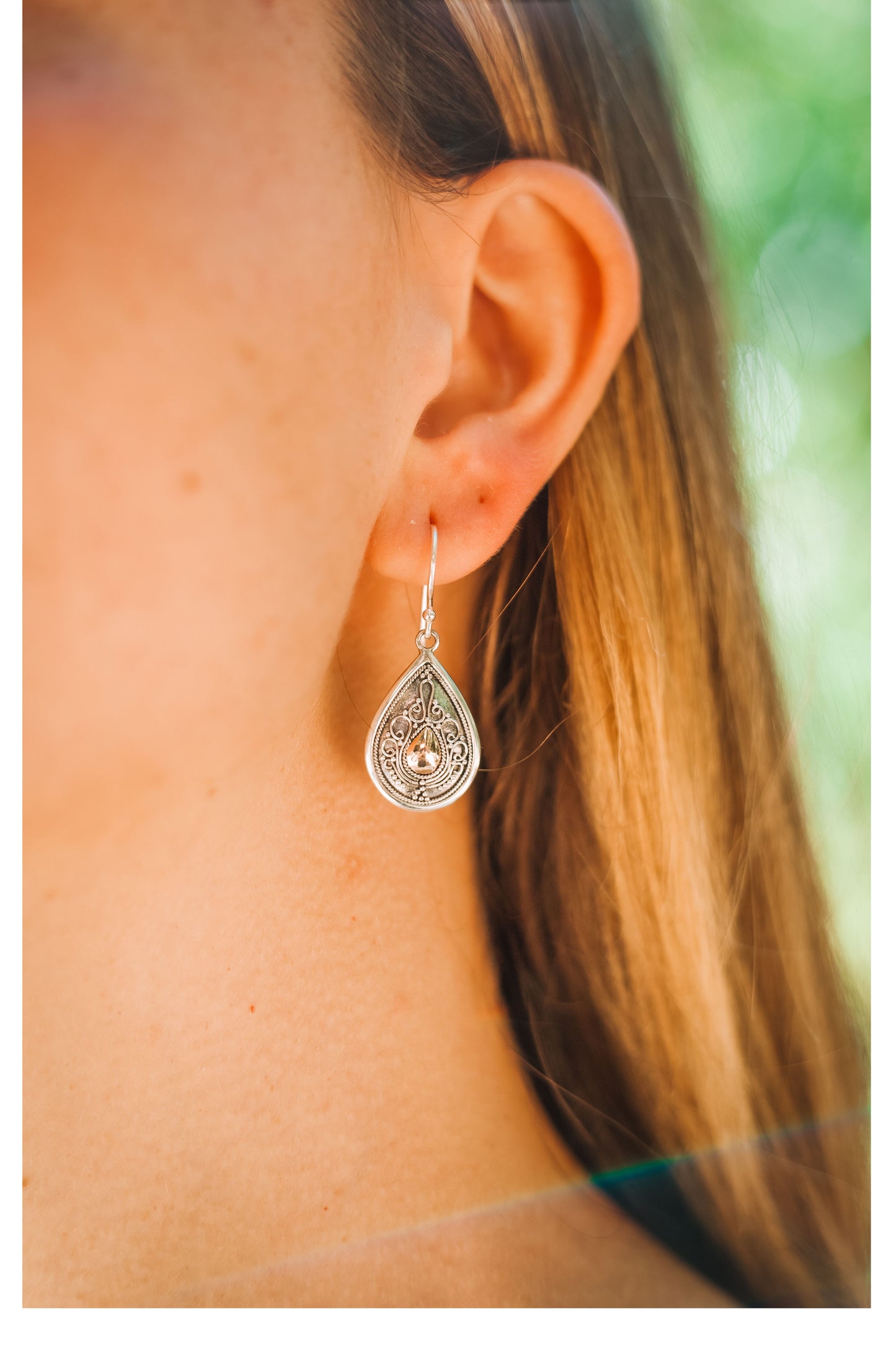 BRINCO GOTA PRATA COM DETALHE EM OURO – ELEGÂNCIA ATEMPORAL