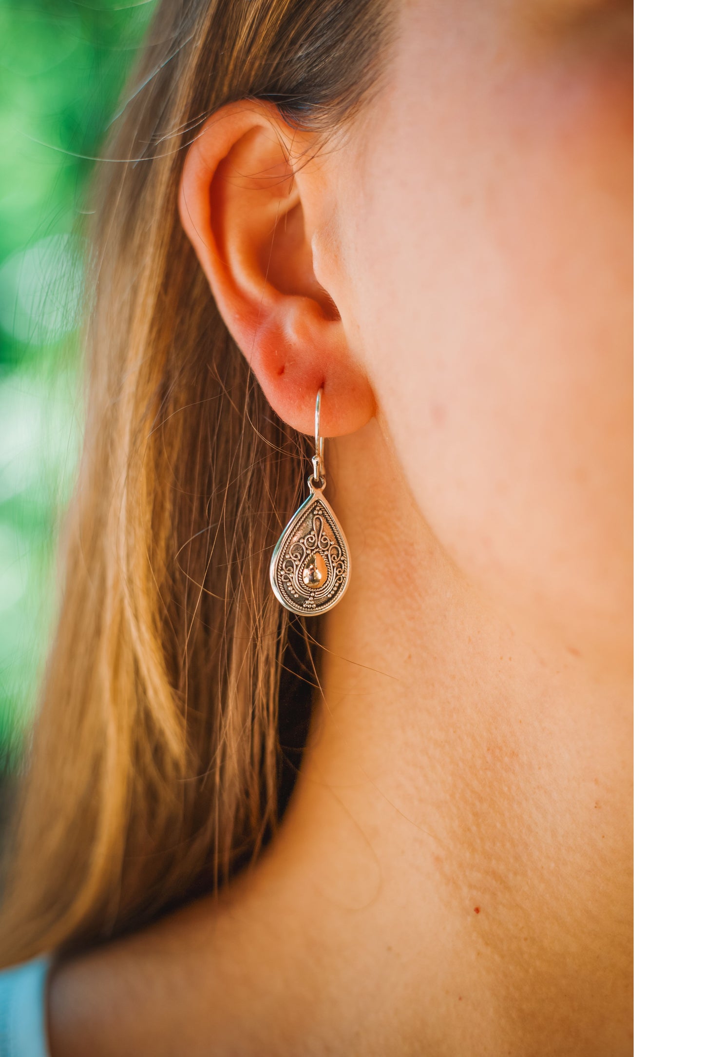 BRINCO GOTA PRATA COM DETALHE EM OURO – ELEGÂNCIA ATEMPORAL