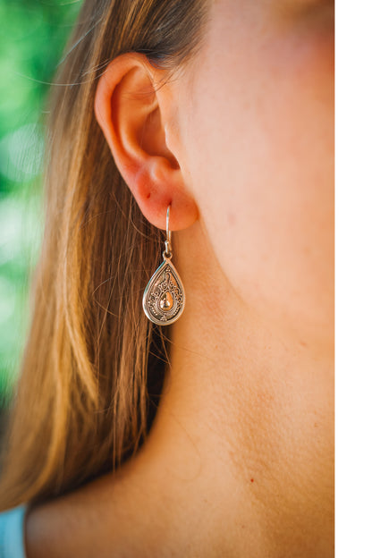 BRINCO GOTA PRATA COM DETALHE EM OURO – ELEGÂNCIA ATEMPORAL