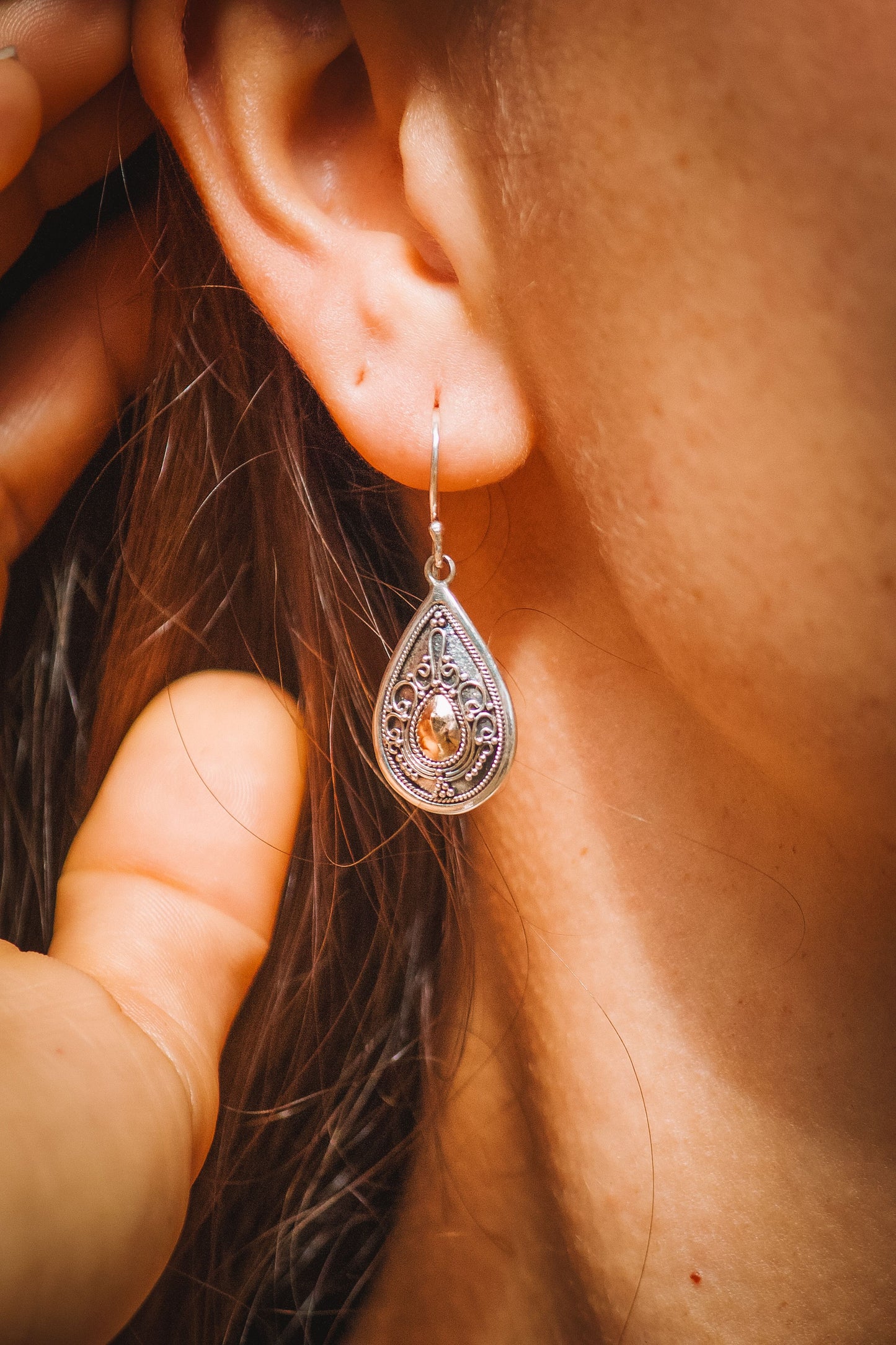 BRINCO GOTA PRATA COM DETALHE EM OURO – ELEGÂNCIA ATEMPORAL