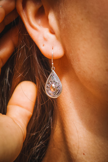 BRINCO GOTA PRATA COM DETALHE EM OURO – ELEGÂNCIA ATEMPORAL