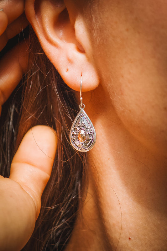 BRINCO GOTA PRATA COM DETALHE EM OURO – ELEGÂNCIA ATEMPORAL