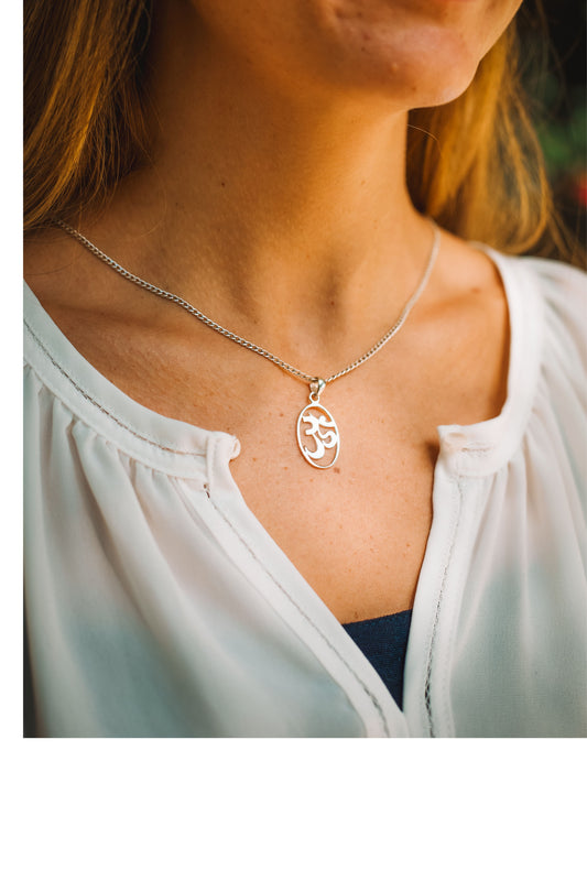 PINGENTE OM OVAL EM PRATA 925 – SÍMBOLO DE HARMONIA