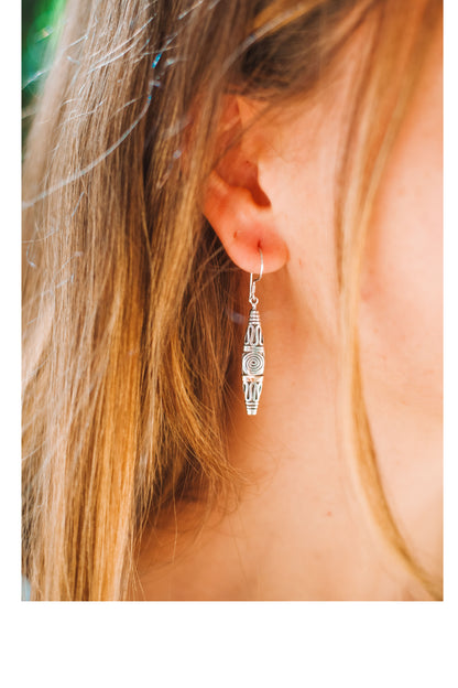 BRINCO TRIBAL PRATA COM OURO – ESTILO MARCANTE