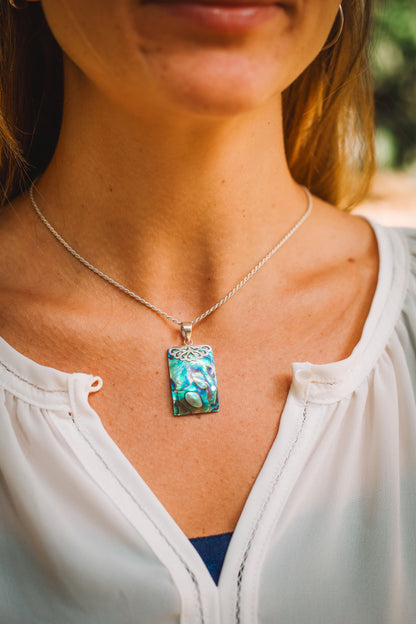 PINGENTE RETÂNGULO ABALONE EM PRATA 925 – ELEGÂNCIA NATURAL