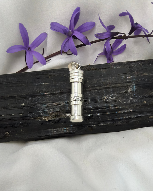 PINGENTE AROMATERAPIA LISO COM TRANÇA EM PRATA 925 – BEM-ESTAR E ESTILO