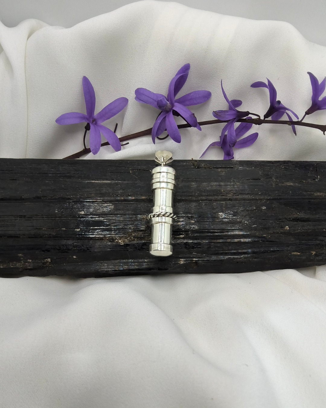 PINGENTE AROMATERAPIA LISO TORCIDO EM PRATA 925 – SOFISTICAÇÃO ENERGÉTICA