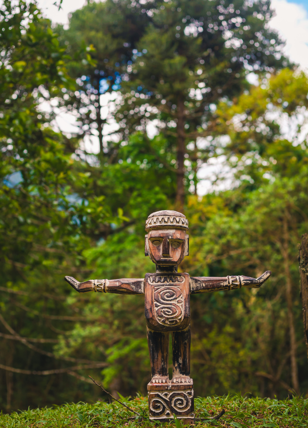 ESTÁTUA PRIMITIVA TIMOR – ARTE TRIBAL DE PROTEÇÃO E ANCESTRALIDADE