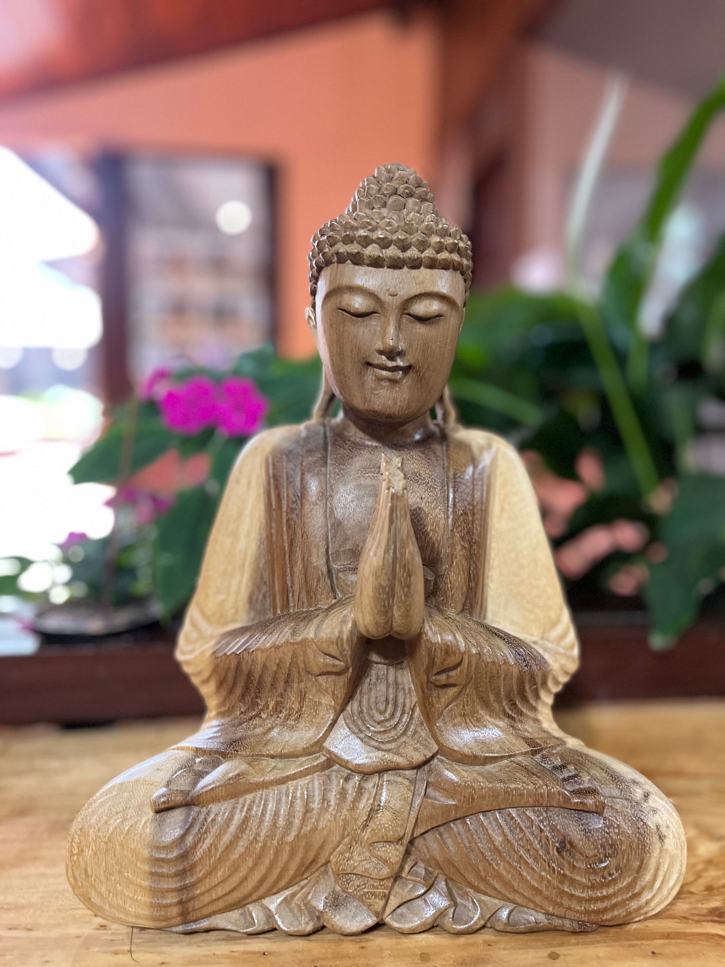 BUDA SIDARTA ANJALI MUDRA – ESCULTURA BALINESA EM MADEIRA ENTALHADA À MÃO