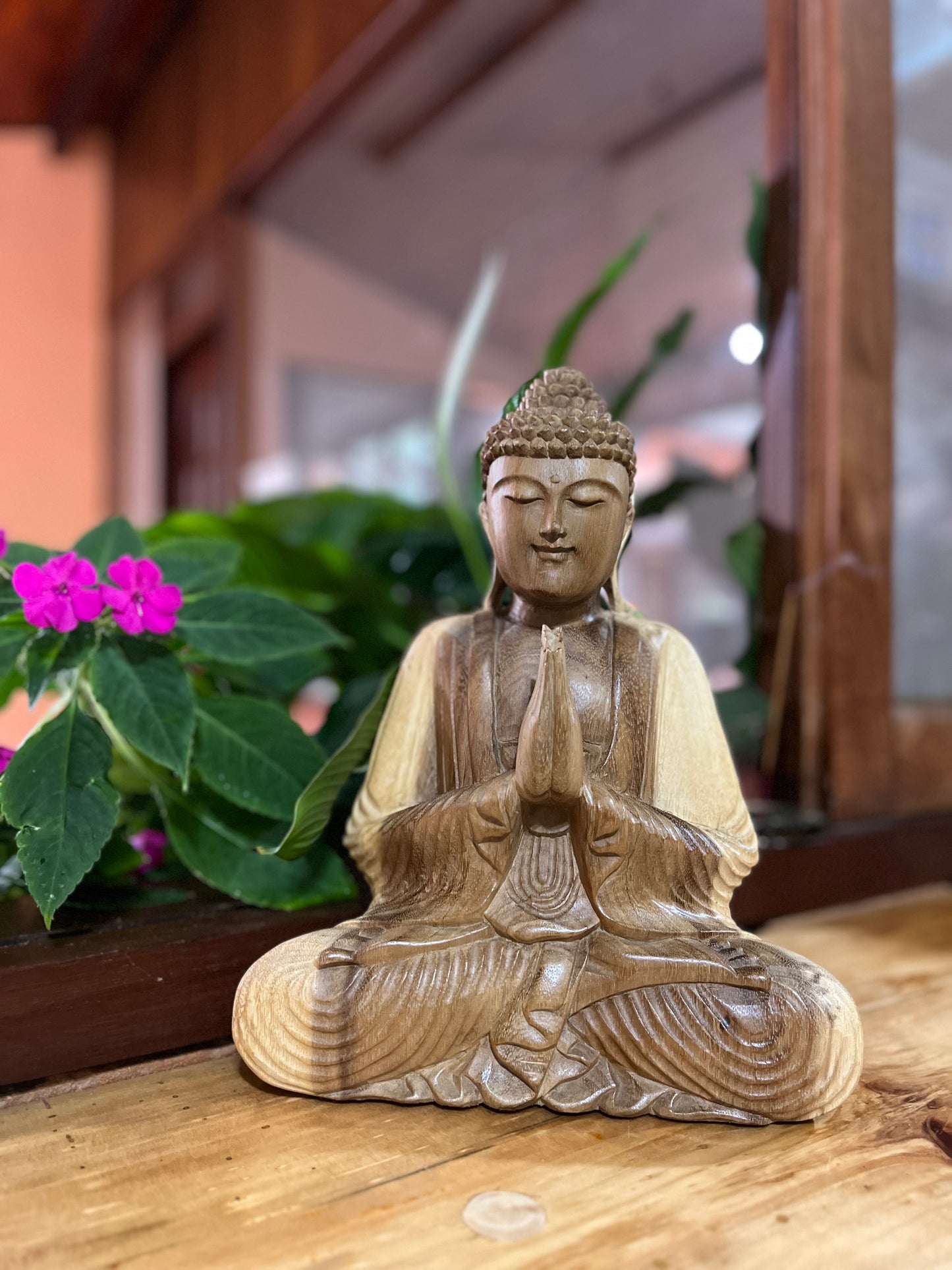BUDA SIDARTA ANJALI MUDRA – ESCULTURA BALINESA EM MADEIRA ENTALHADA À MÃO