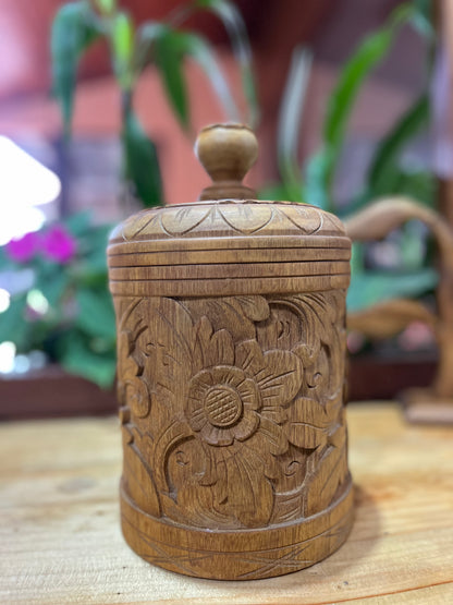 CACHEPÔ UBUD – PEÇA DECORATIVA BALINESA EM MADEIRA ENTALHADA À MÃO