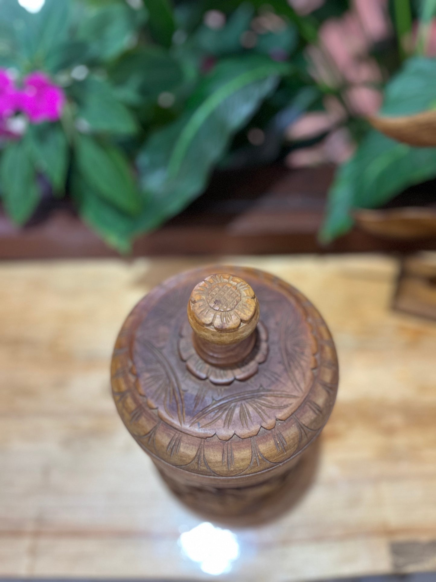 CACHEPÔ UBUD – PEÇA DECORATIVA BALINESA EM MADEIRA ENTALHADA À MÃO