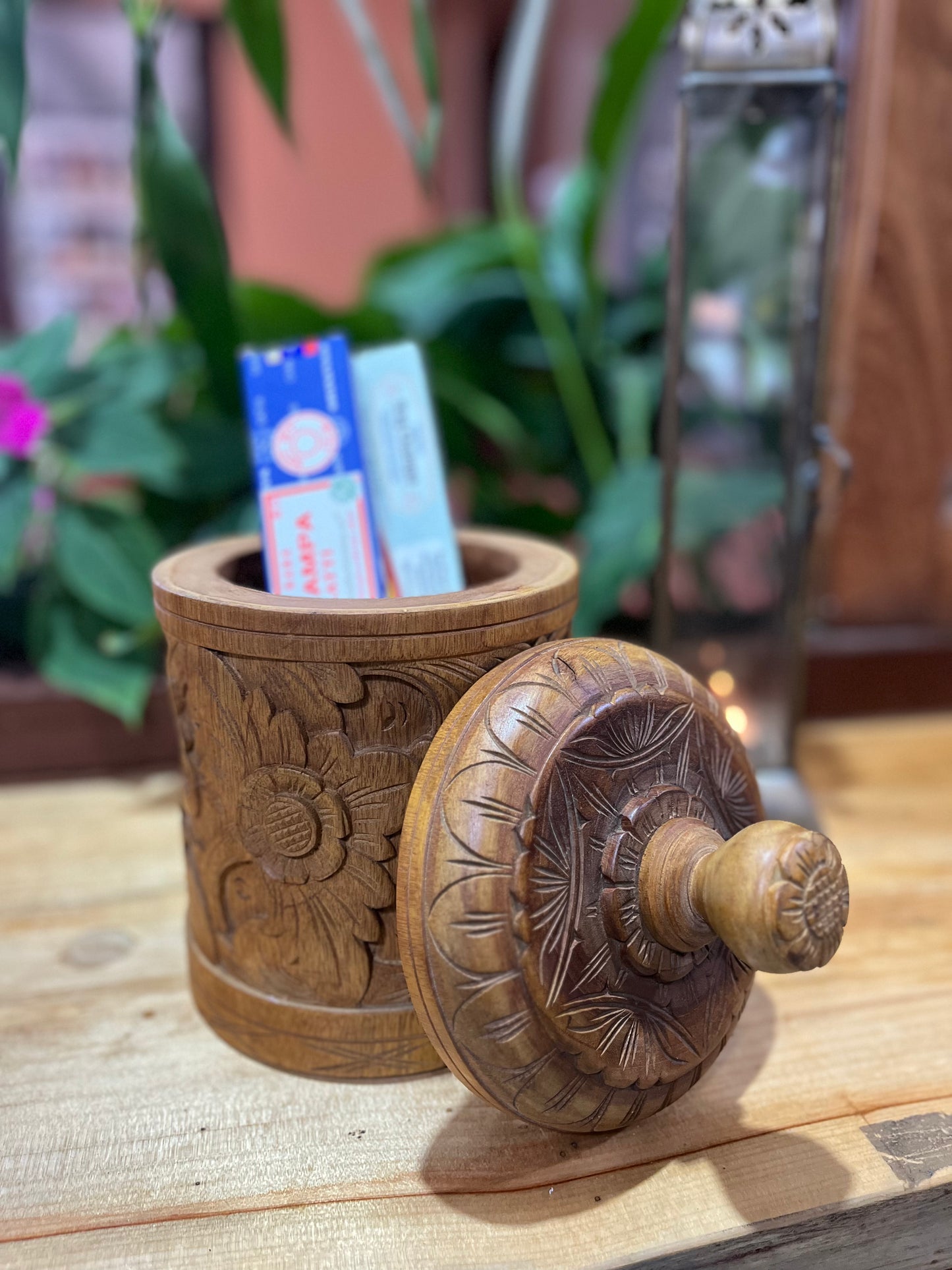 CACHEPÔ UBUD – PEÇA DECORATIVA BALINESA EM MADEIRA ENTALHADA À MÃO