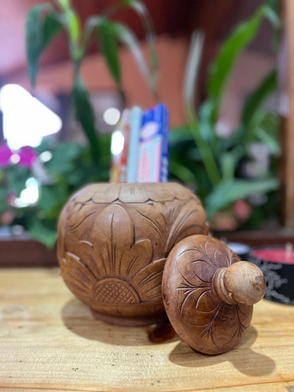 CACHEPÔ KUTA – PEÇA DECORATIVA BALINESA EM MADEIRA ENTALHADA À MÃO