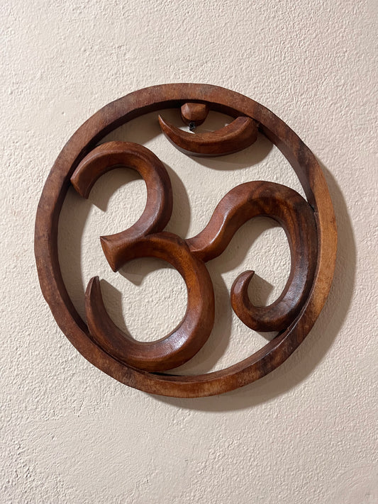 MANDALA OM EM MADEIRA ENTALHADA PARA DECORAÇÃO DE PAREDE