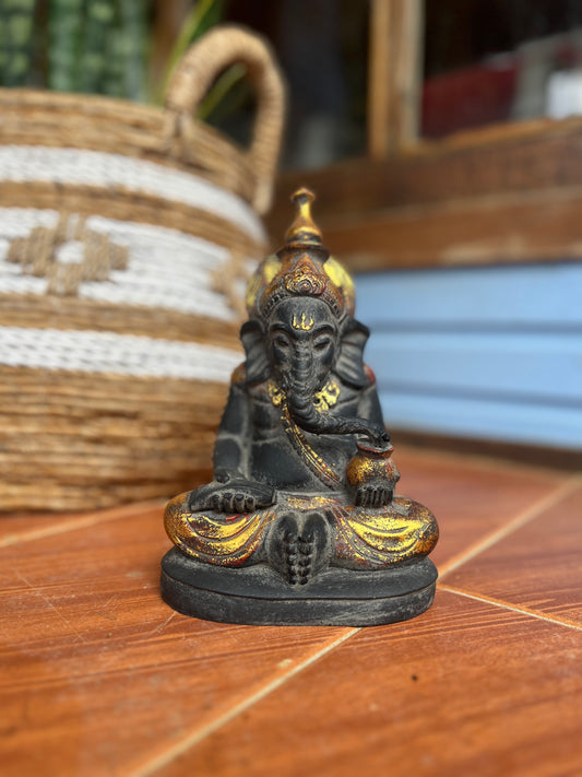 GANESHA SENTADO EM RESINA PEQUENO – ESCULTURA BALINESA DE SABEDORIA E PROTEÇÃO