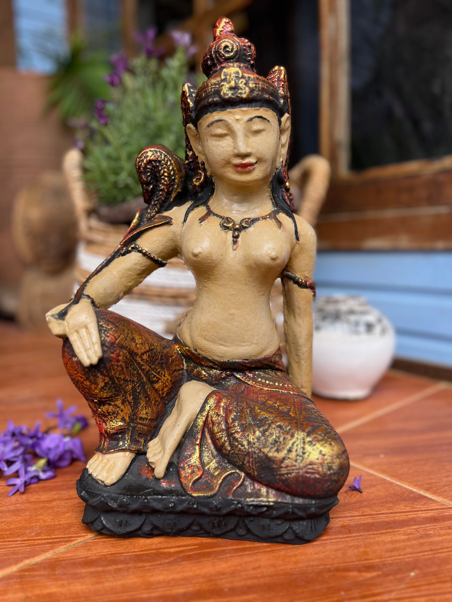 PUSPA EM RESINA – ESCULTURA BALINESA DE SERENIDADE E DEVOÇÃO