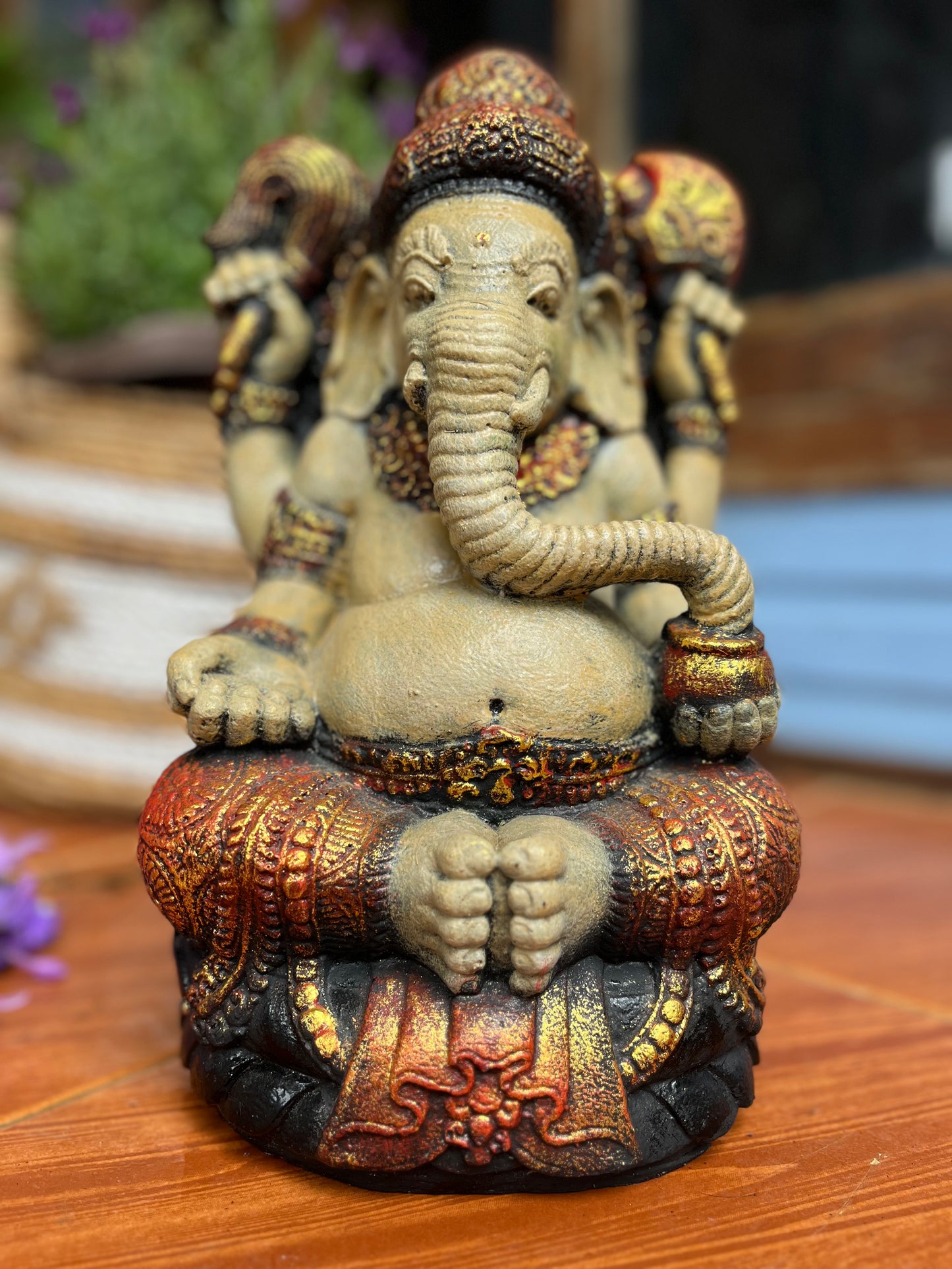 GANESHA SENTADO EM RESINA – ESCULTURA BALINESA DE PROTEÇÃO, SABEDORIA E PROSPERIDADE