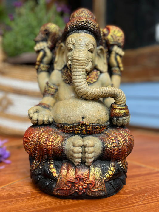 GANESHA SENTADO EM RESINA – ESCULTURA BALINESA DE PROTEÇÃO, SABEDORIA E PROSPERIDADE