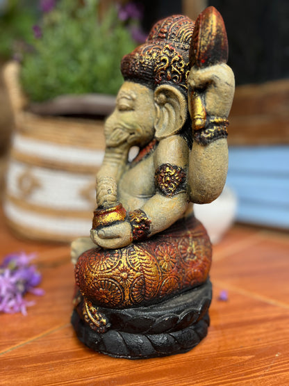 GANESHA SENTADO EM RESINA – ESCULTURA BALINESA DE PROTEÇÃO, SABEDORIA E PROSPERIDADE