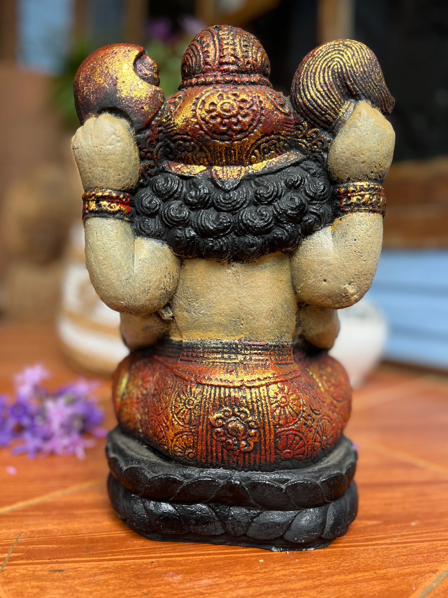 GANESHA SENTADO EM RESINA – ESCULTURA BALINESA DE PROTEÇÃO, SABEDORIA E PROSPERIDADE