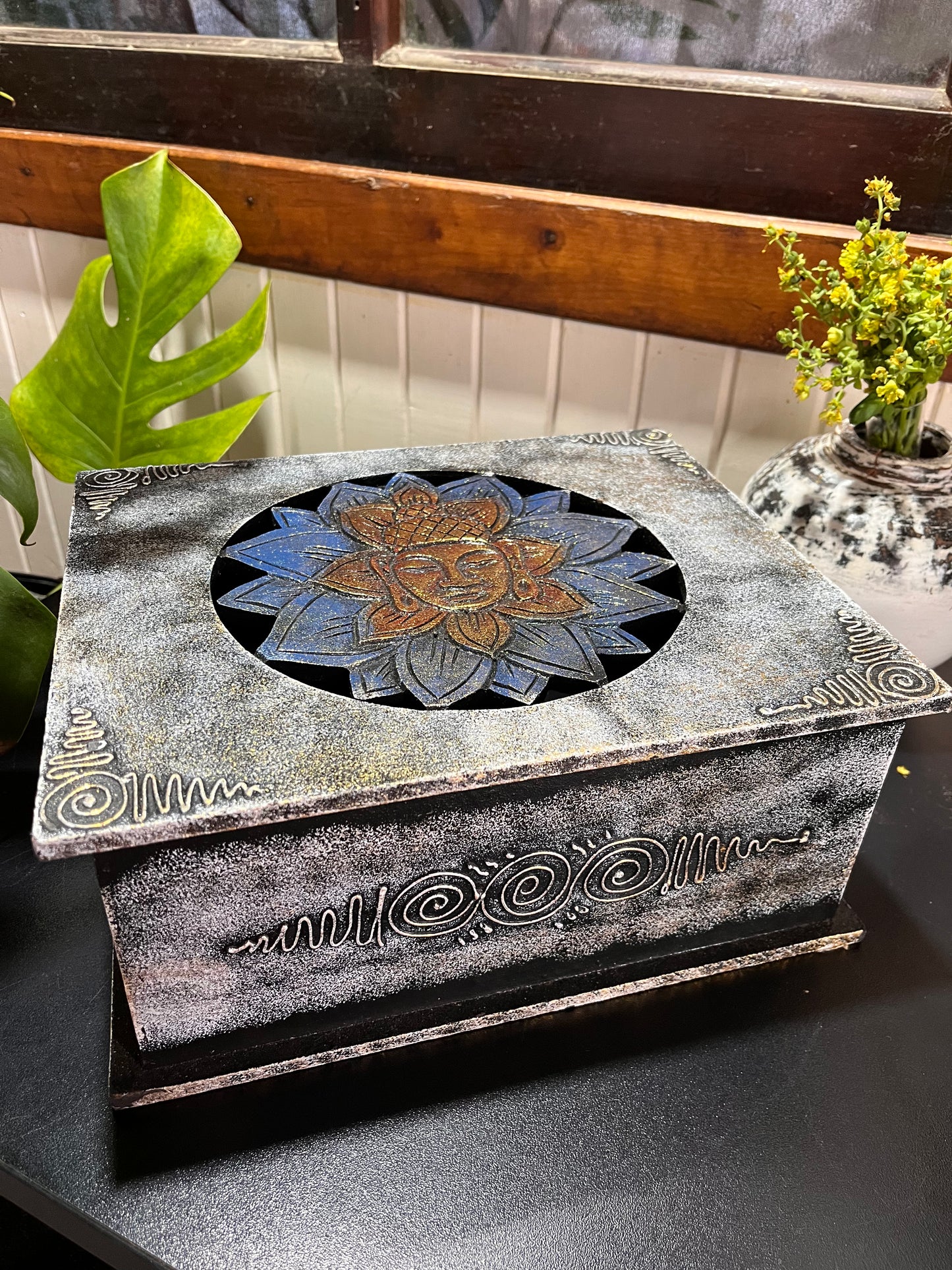 CAIXA BUDA LÓTUS VAZADO – FEITA À MÃO EM BALI