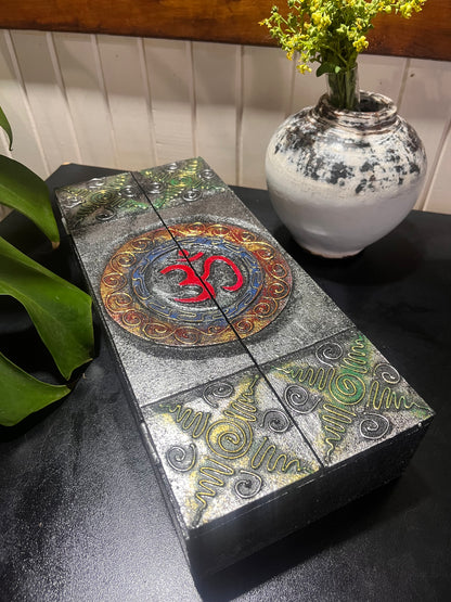 CAIXA OM DECORATIVA PARA INCENSOS E OBJETOS – FEITA À MÃO EM BALI